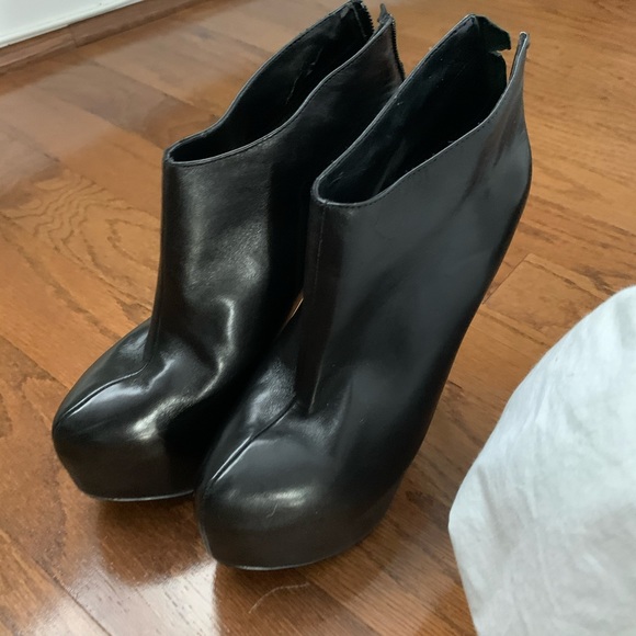 Steve Madden Black Hugh Pump Heels - Picture 6 of 6